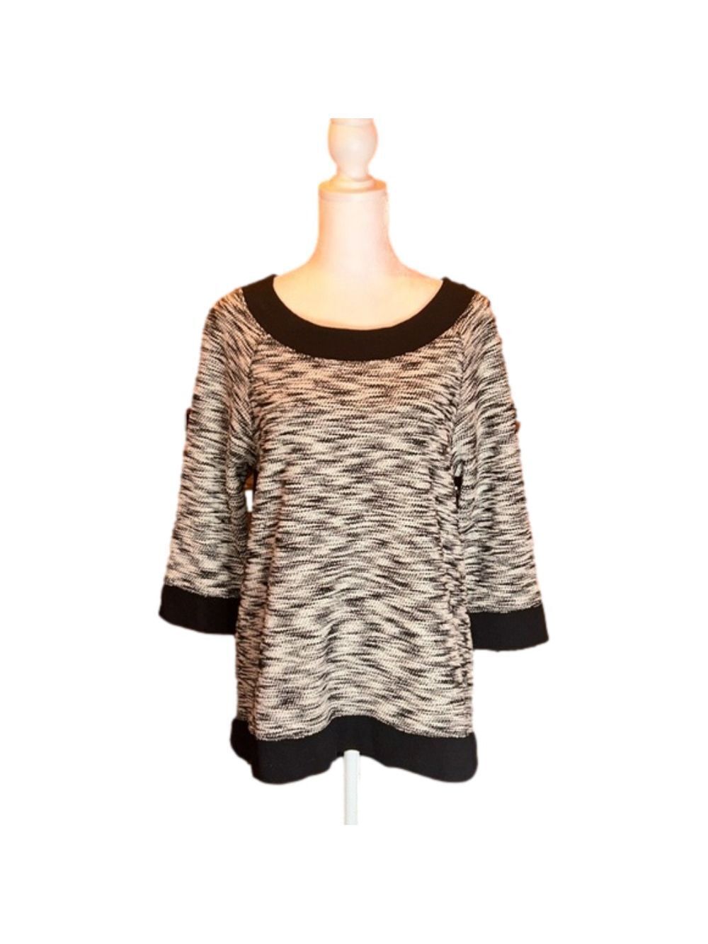CHICO’S ZENERGY Black & White 3/4 Sleeve Top with Zip Up Back. Size 8/10